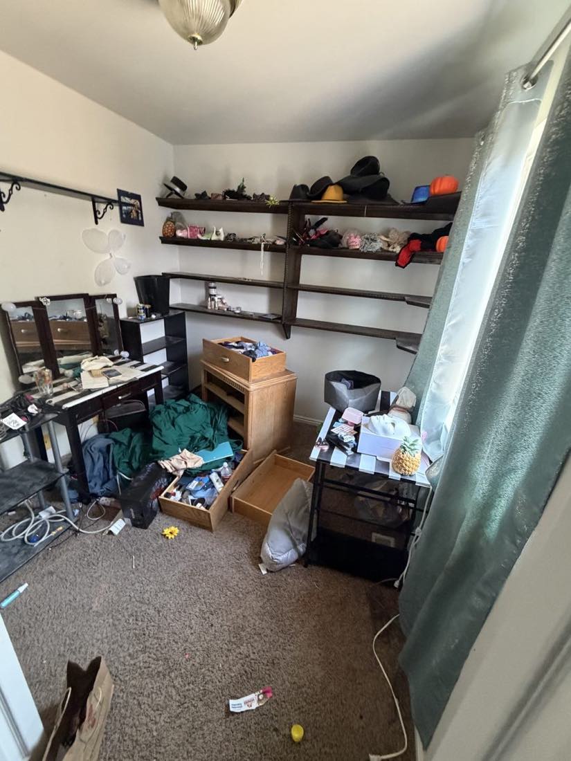 Bedroom before an Instahaul cleanout.